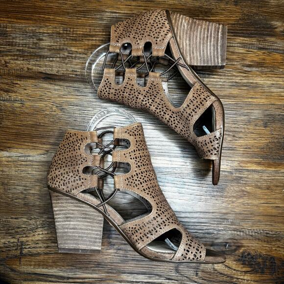 Vince Comuto Corbina sz 7 boho leather laser cut smoke taupe block heel booties - Picture 1 of 11